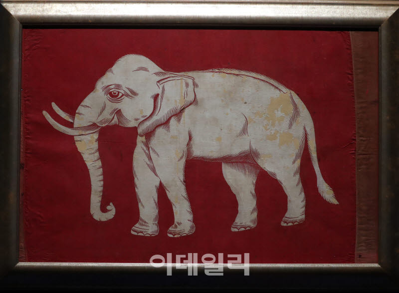 [포토] 태국미술명품전-'왕권과 통치의 상징, 흰 코끼리 국기'