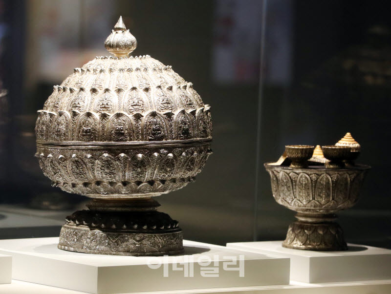 [포토] 태국미술명품전-'연꽃 봉오리 모양 띠압 등'