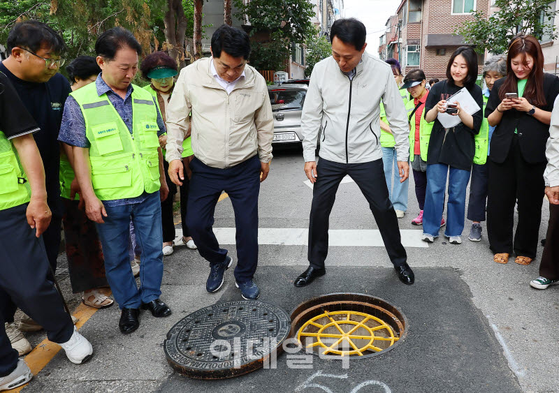  맨홀 추락 방지시설 점검                                                                                                                                                                          