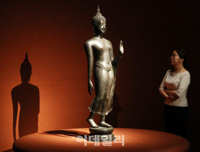 사뿐사뿐… '걷는 부처'의 국중박 나들이