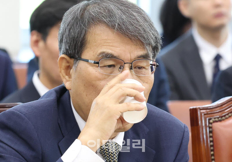 물 마시는 노태악 전 중앙선관위원장                                                                                                                                                                