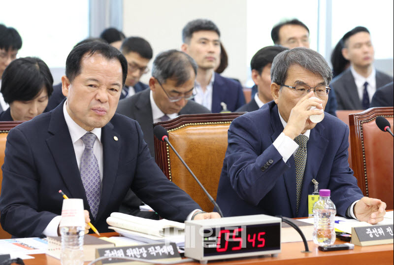 선관위 국조특위, '물 마시는 노태악 전 선관위원장'                                                                                                                                       
