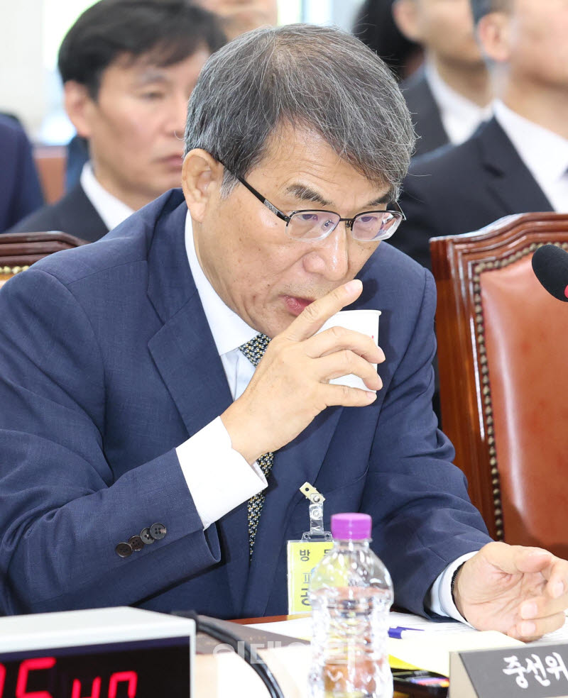 물 마시는 노태악 전 선관위원장                                                                                                                                                                    