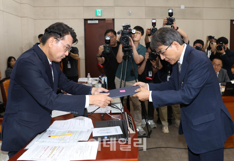 선관위 국조특위, '선서문 전달하는 노태악 전 선관위원장'                                                                                                                                 