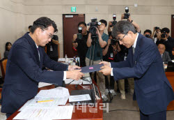 [포토]선관위 국조특위, '선서문 전달하는 노태악 전 선관위원장'                                                                                                                                 