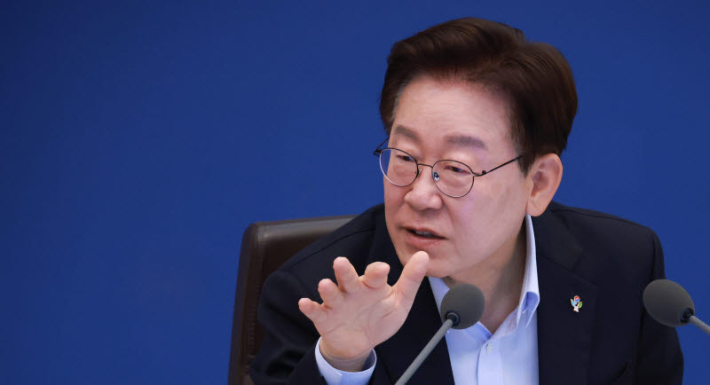 석유 최고가격 인하 추진…李 "더 과감히 유지하고 낮춰야"