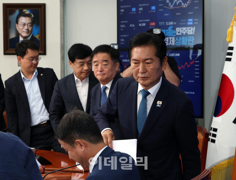 '당 대표직 사퇴한 정청래 대표'                                                                                                                                                          