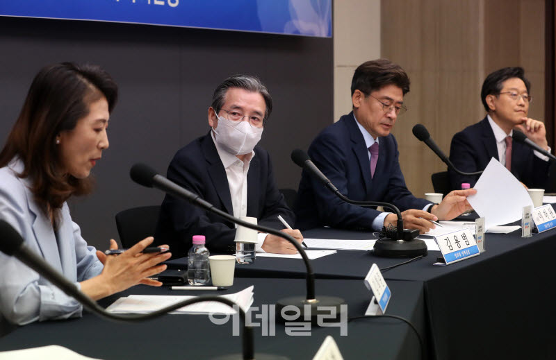  마스크쓰고 관훈토론회 참석한 김용범 청와대 정책실장                                                                                                                                              