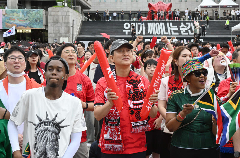 광화문 광장에서 응원하는 오세훈 시장                                                                                                                                                              