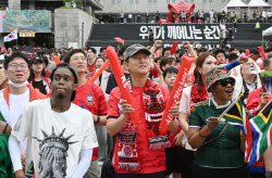 [포토]광화문 광장에서 응원하는 오세훈 시장                                                                                                                                                              