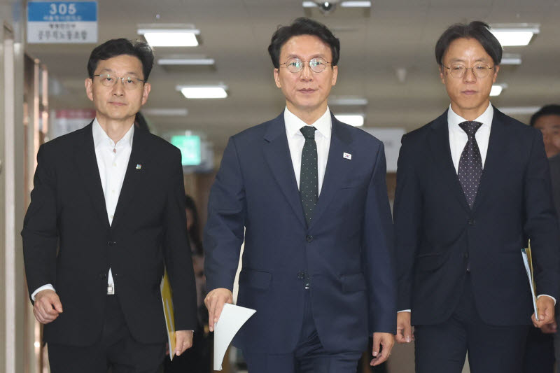 김민석 총리, 검찰개혁 브리핑을 위해 이동                                                                                                                                                          