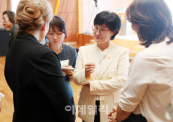 [포토] 성평등 심포지엄 대화하는 원민경 장관                                                                                                                                                             