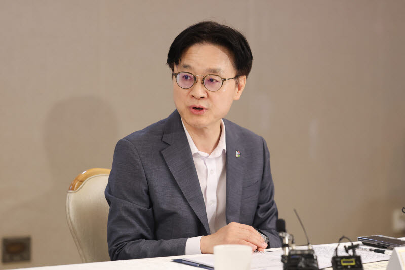 김정관 장관 “휘발유 1500~1600원, 전쟁 완전 종식되면 가능”