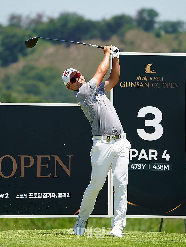 유민혁과 정한밀, KPGA 군산CC 오픈 3라운드 경기 진행