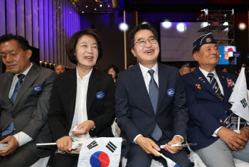 김동연-추미애, 조용한 바통터치..7월 1일 첫 '여성도지사' 탄생
