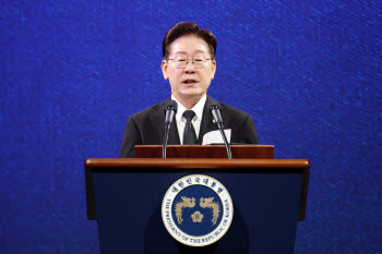 [속보]李대통령 “서남권 대규모 신규 투자 통해 압도적 역량 구축해야”
