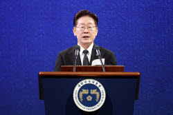 [속보]李대통령 “서남권 대규모 신규 투자 통해 압도적 역량 구축해야”