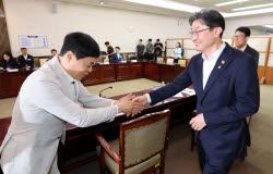 [포토]참석자들과 인사 나누는 이억원 금융위원장                                                                                                                                                          