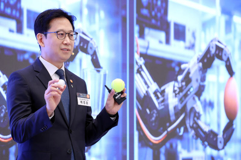 배경훈 "피지컬 AI·AIDC 육성…세계 최초 'AI기본사회' 열 것"