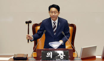 조정식 국회의장, 11개 상임위원장 선출 강행… "복합위기 속 민생·경제 도약 위해 결단"