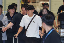 "고개 숙이지 말아요"... 손흥민, 팬들 격려 속 귀국... 홍명보와 대조
