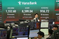 환율 ‘1560원 돌파 임박’…하반기 시작부터 10원 급등