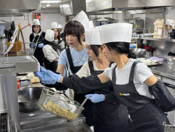 “뿌링클 만들어보고 싶었어요”…외국인 손끝에 묻은 K치킨[르포]
