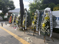 '스타벅스 가야지' 논란 배재고, 정문 앞 근조화환…학생들 "왜 우리까지"