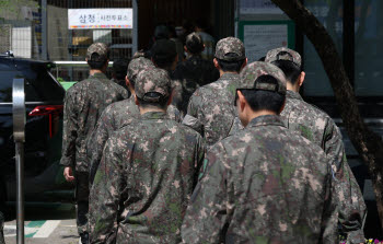 따박따박 적금 부은 군인, 빚내 코인 산 군인…軍테크 두 얼굴