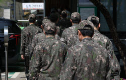 따박따박 적금 부은 군인, 빚내 코인 산 군인…軍테크 두 얼굴