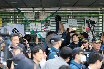 27일 만에 끌어낸 시위대…국조특위, 잠실 개표소 진입 성공
