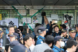 27일 만에 끌어낸 시위대…국조특위, 잠실 개표소 진입 성공