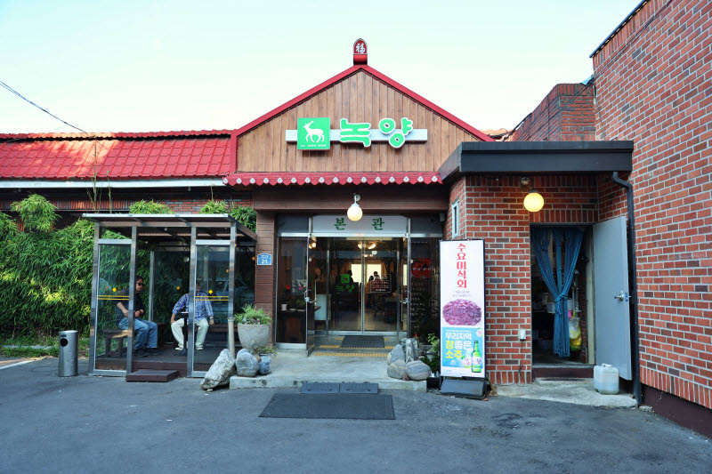 접시 뒤집어도 떨어지지 않는 찰진 '뭉티기'…날것의 매력에 푹 [강경록의 미식로드]