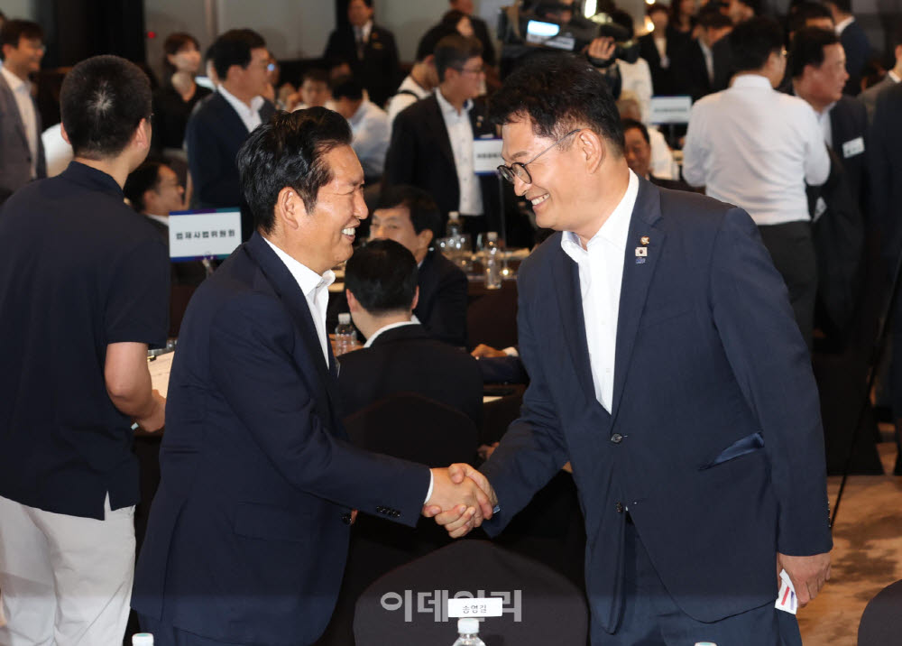 '악수하는 정청래-송영길'                                                                                                                                                                
