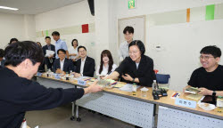 한 총리, 취임 첫 주말 신촌 원룸촌行 