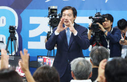 "일베와 부산 사람 구별법"...조국, 아이돌 '무섭노' 논란 가세?