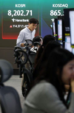 삼성전자, 실적 발표 앞두고 4%대 강세…코스피 8200선 회복