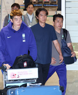 "가족 품 찾은 게 도피냐"…대표팀 주치의, 홍명보 출국 논란 옹호