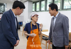 [포토] 봉사자와 대화하는 오세훈 서울시장                                                                                                                                                                