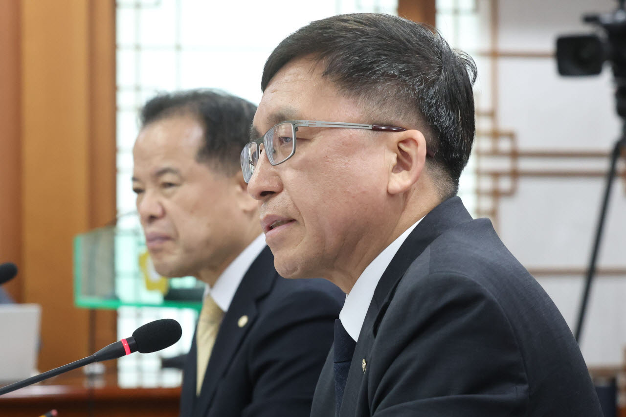 질의에 답하는 강동완 선관위 사무총장 대리                                                                                                                                                         