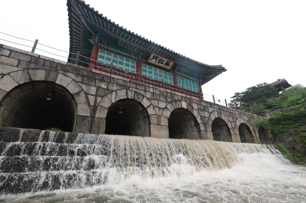 '오르락내리락' 장마전선…중부·호남에 '물폭탄'