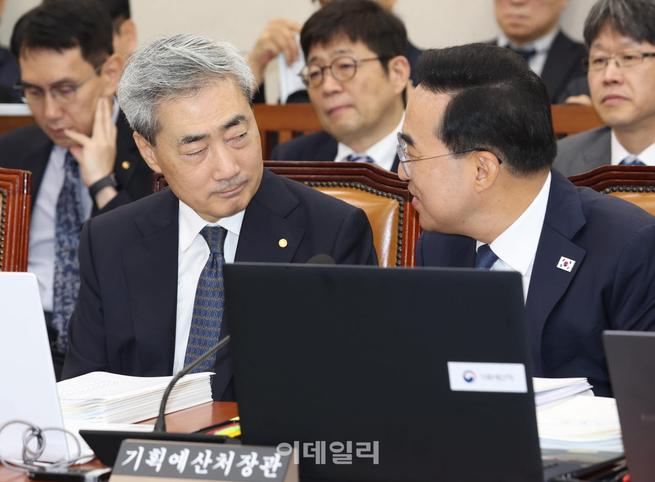대화하는 박홍근-신현송                                                                                                                                                                            