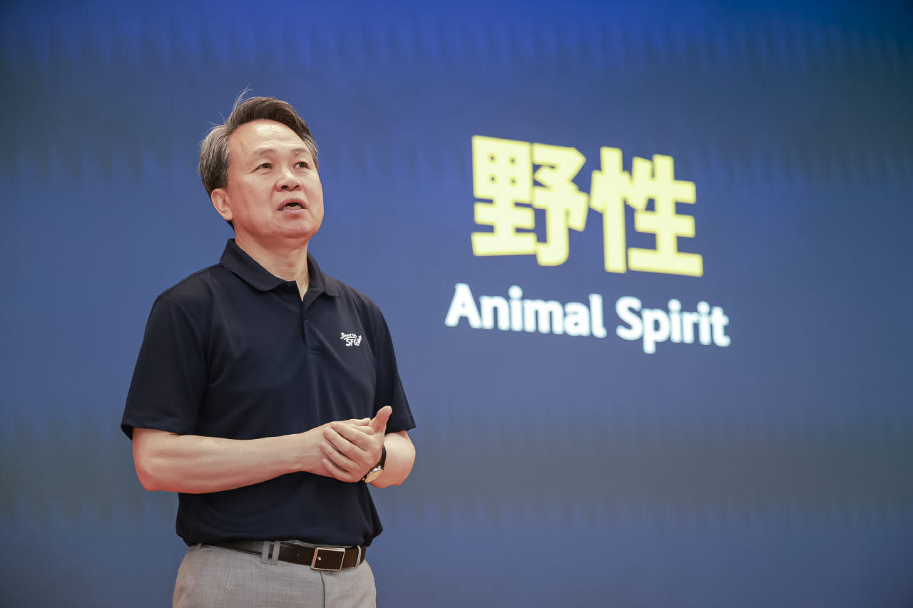 [단독]진옥동의 혁신 'AI 레드팀' 신한금융 전 계열사로 확대 추진