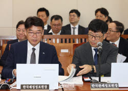 [포토]재경위 전체회의 출석한 윤석호-김종덕                                                                                                                                                              