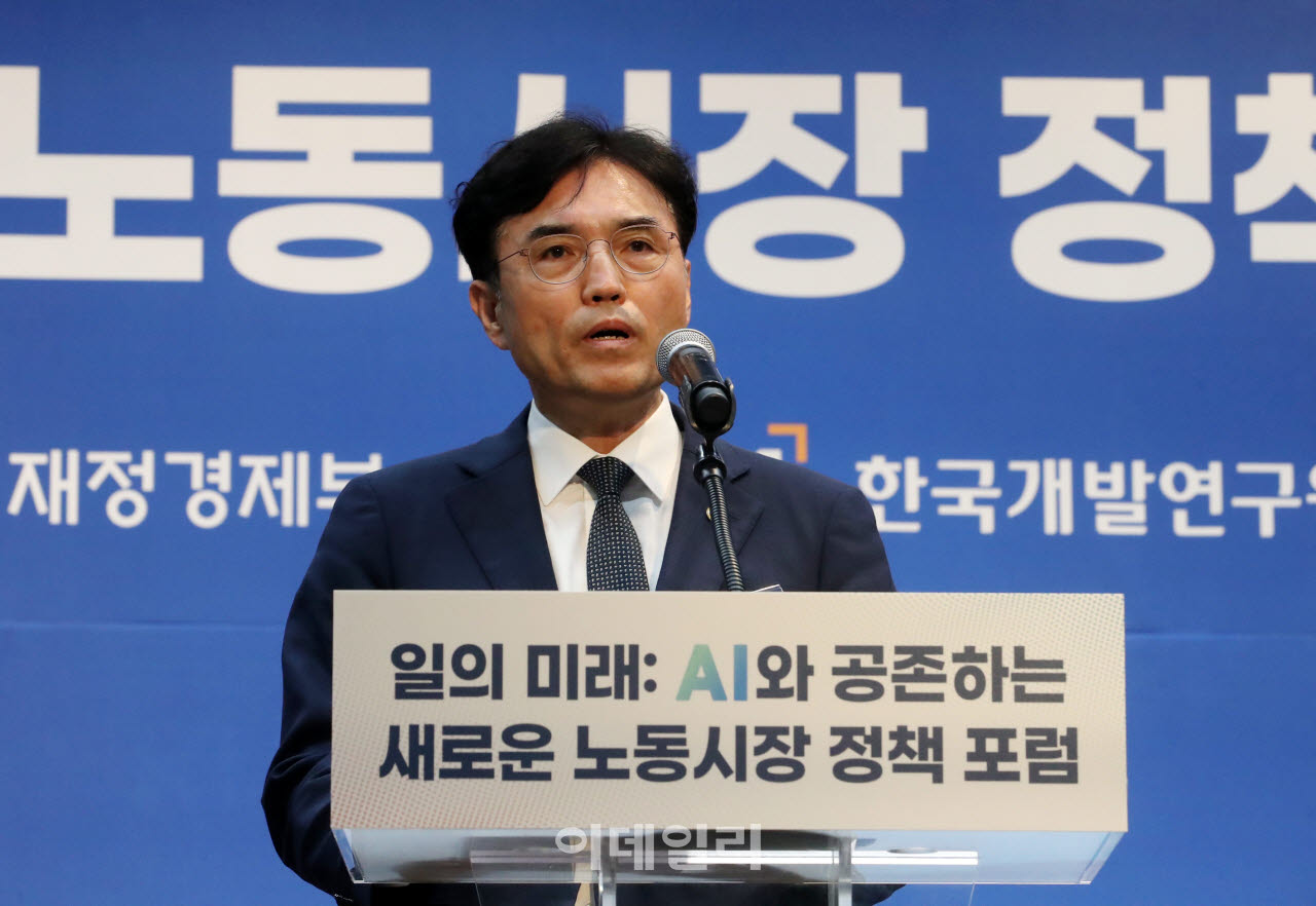  'AI와 노동시장 정책포럼' 축사하는 권창준 차관                                                                                                                                          