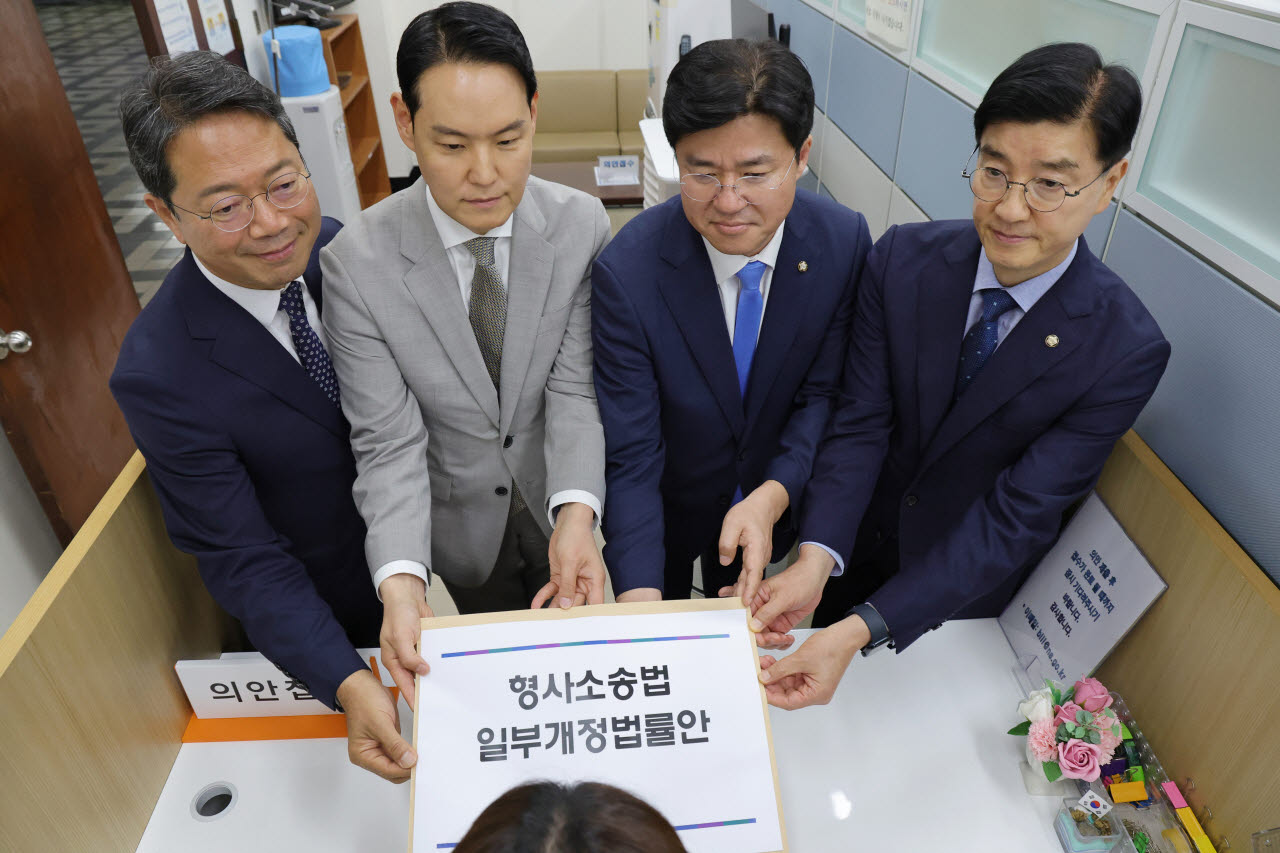 민주, 검찰 보완수사권 폐지 법안 발의…논란 속 입법 속도전