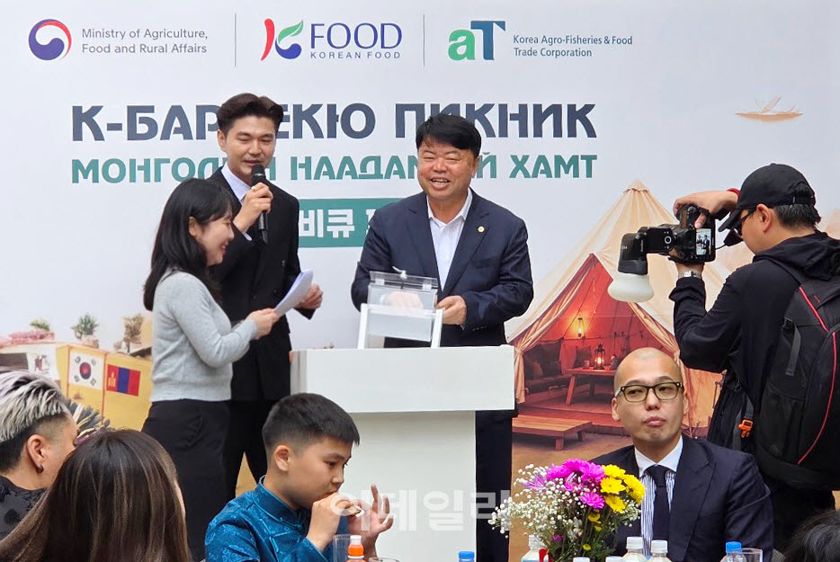 [포토] 이기홍 한돈자조금위원장, 한돈 굿즈 경품증정 이벤트