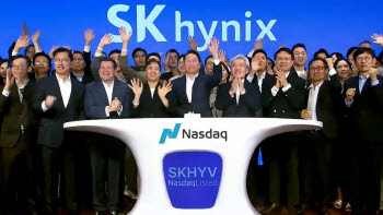 최태원 "美 반도체 추가 투자 검토"…SK하이닉스, 메모리 공장도 열어뒀다