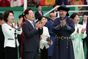 '초원 오찬'으로 환대한 몽골…이 대통령 부부에 조랑말 2마리 선물