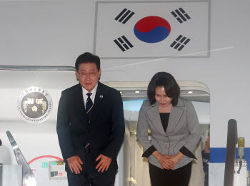 李대통령, 서울공항 도착…나토·몽골 순방 마무리